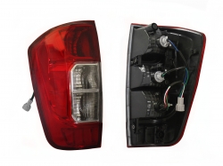 Calavera Izq S/Arnes (Sencilla/Doble Cabina S-Se/Lujo Xe-Le) 2/4Wd (Rojo/Blanco) Nissan Np-300 Frontier (D-23) 2016 2024