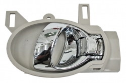 Manija Int Versa  2012-2019/ March 12-20/ Juke 2011- 2012-2013-2014/ Note 2014-2015 Gris/ Cromo Del/ Trasera Plastico Der